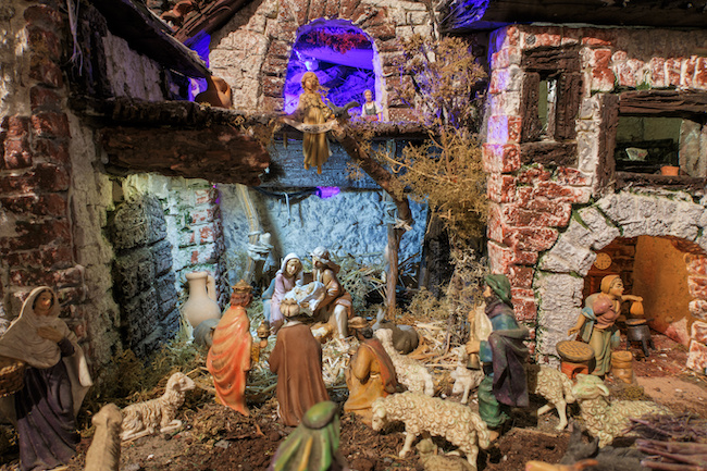 Christmas Traditions from Around the World : the nativity scene